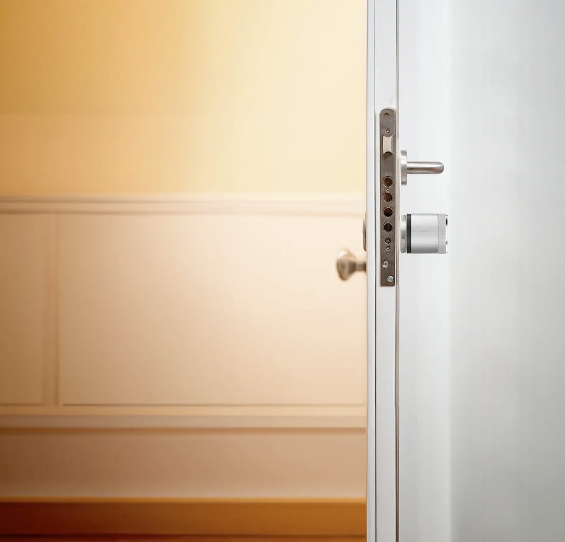 Una puerta abierta con cerradura inteligente.