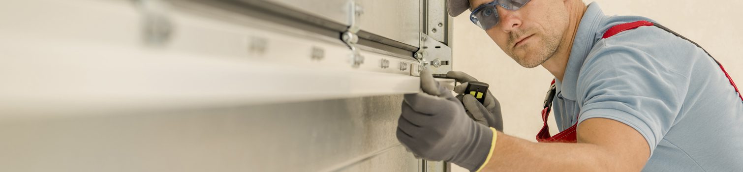 Instalando el mecanismo automático de apertura de puerta de un garaje.