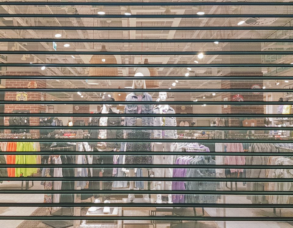 automatismos servicios II Escaparate de una tienda de moda con el cierre automático bajado.