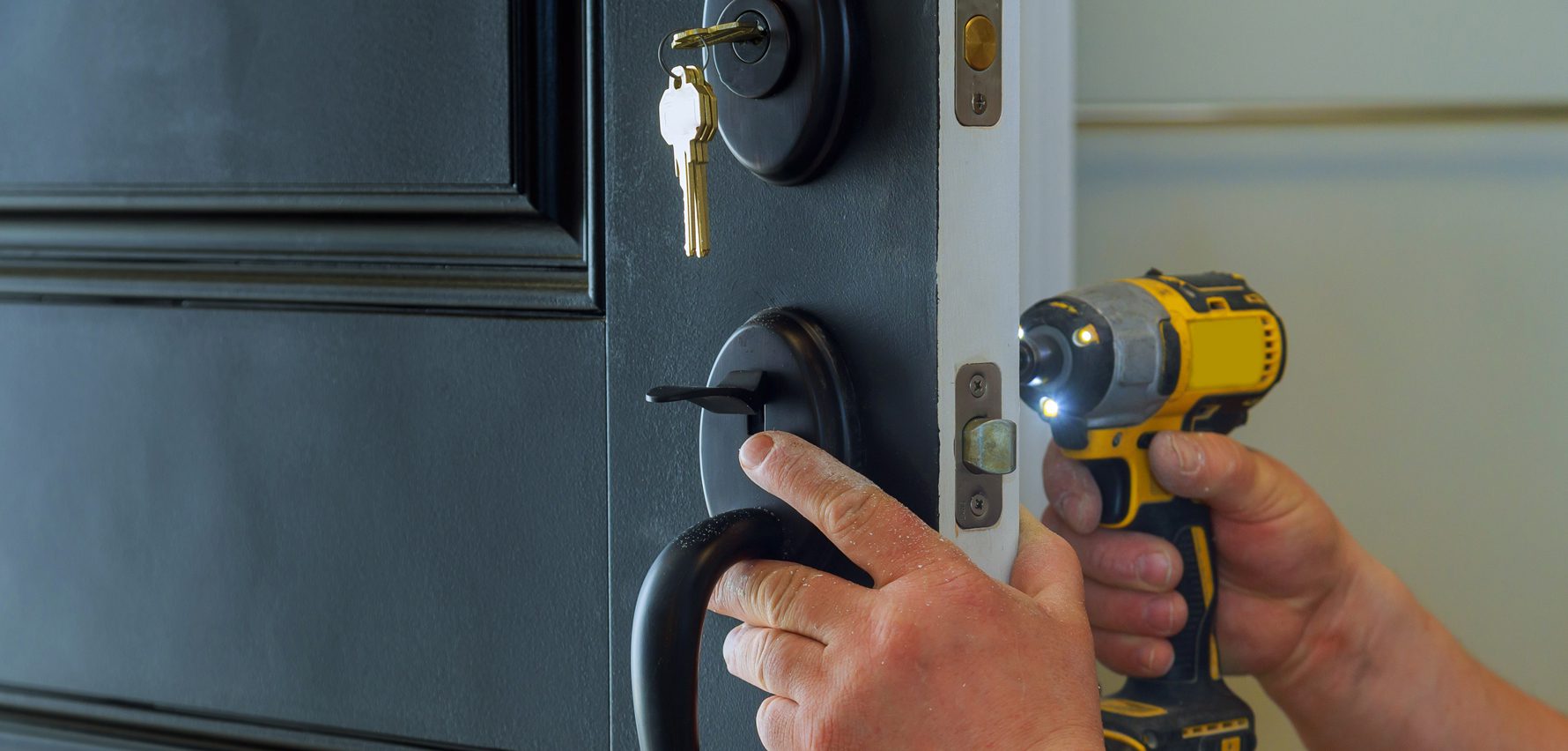 Primer plano de la reparación de una puerta blindada por un cerrajero de urgencia 24h.