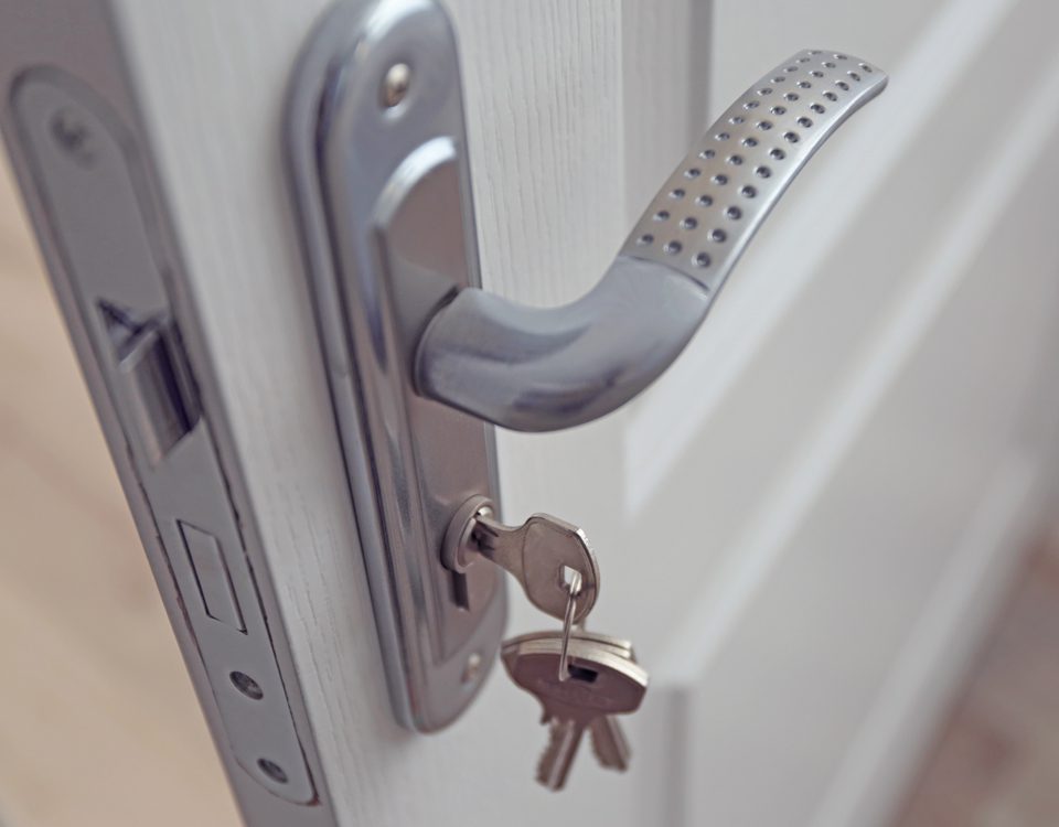 cerrajeros servicios I Una puerta semi abierta con las llaves en la cerradura.