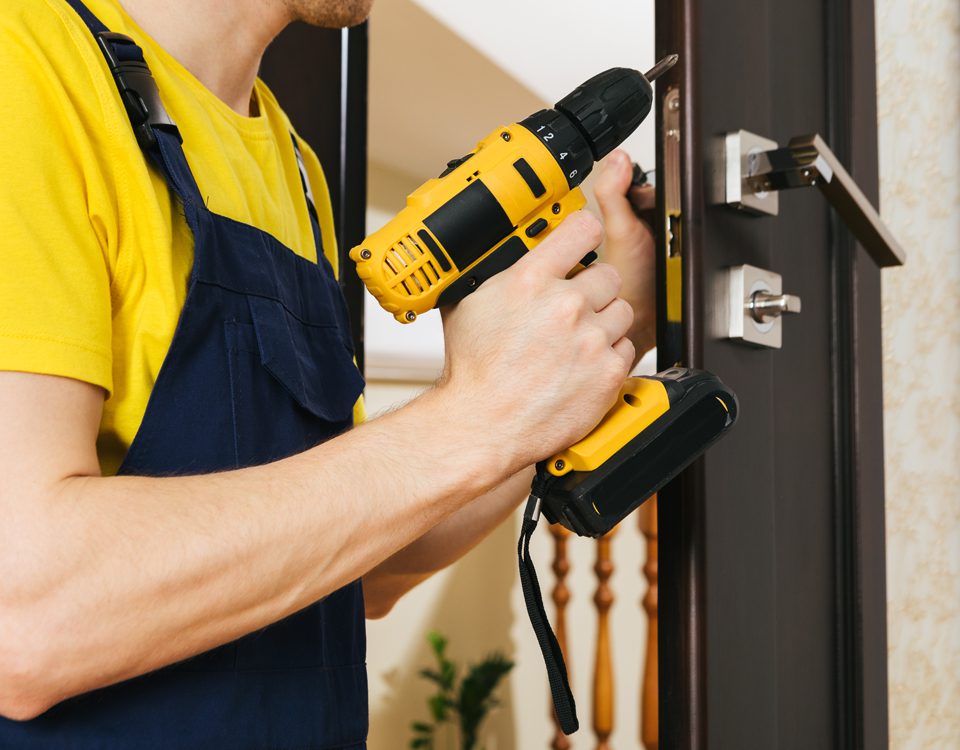 cerrajeros servicios II Un cerrajero repara la cerradura de una puerta.