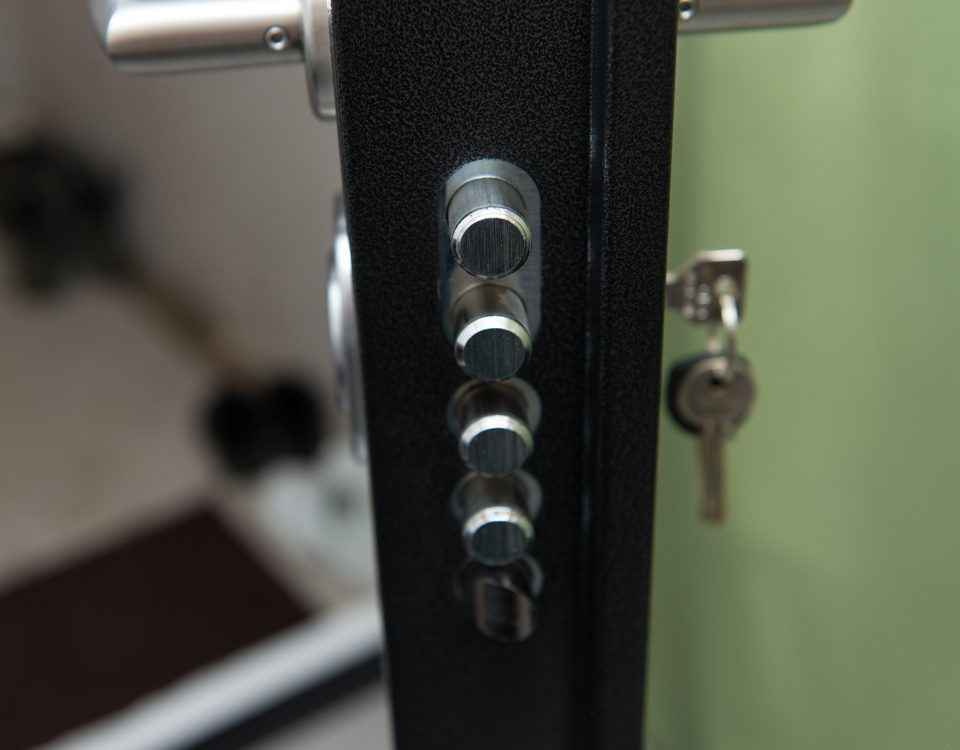 cerrajeros servicios III Vista de la cerradura de seguridad de una puerta.