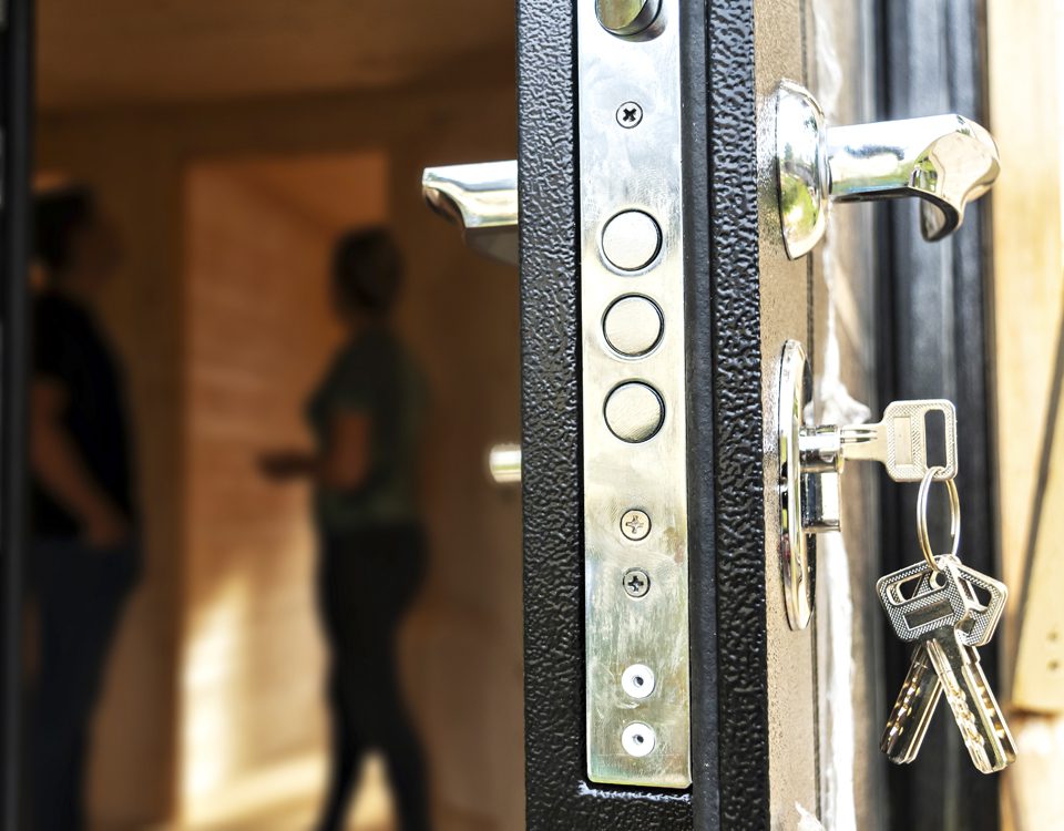 comunidades servicios III Vista lateral de una cerradura con sus anclajes, pestillo y llaves,