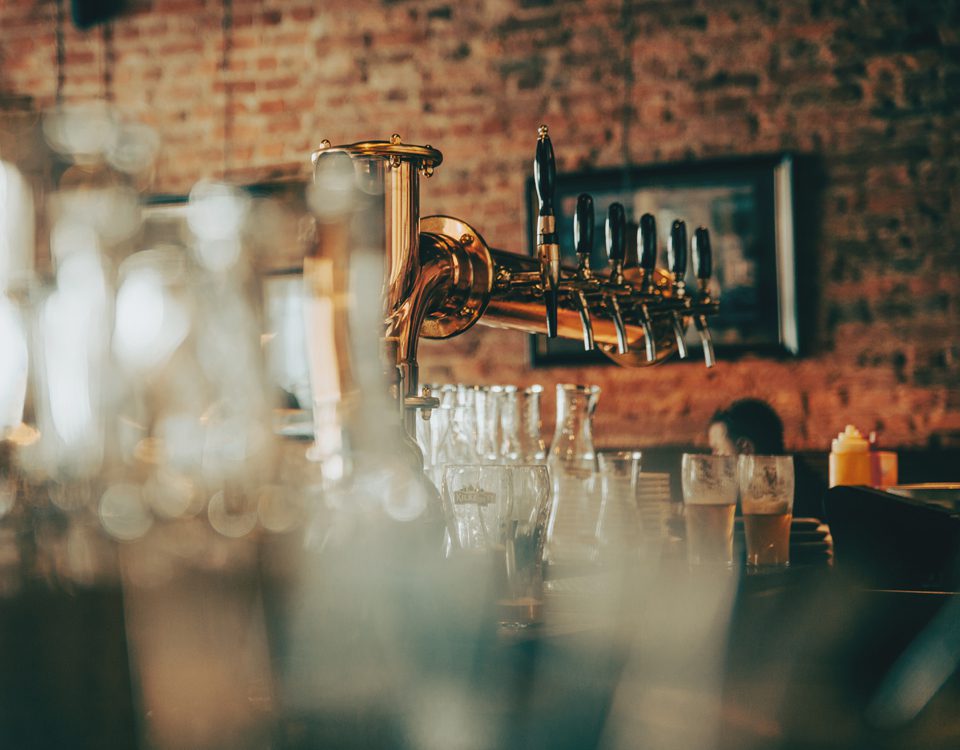 insights cerrajero negocio bar Vista de los grifos de cerveza de un bar.