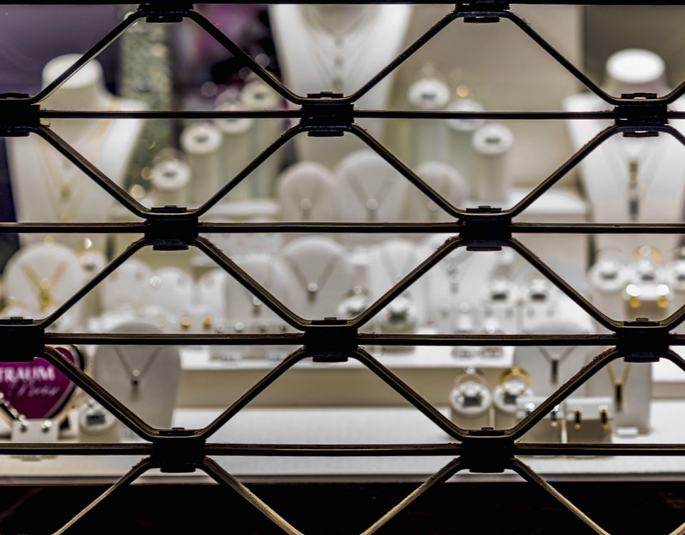 insights cerrajero negocio joyeria Escaparate de una joyería con un cierre metálico.