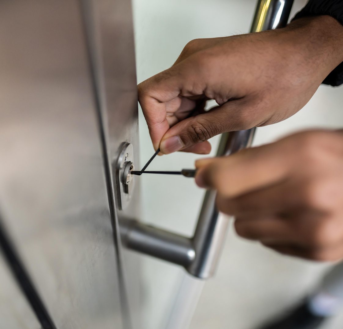 Primer plano de la manipulación de una cerradura con unas ganzúas,