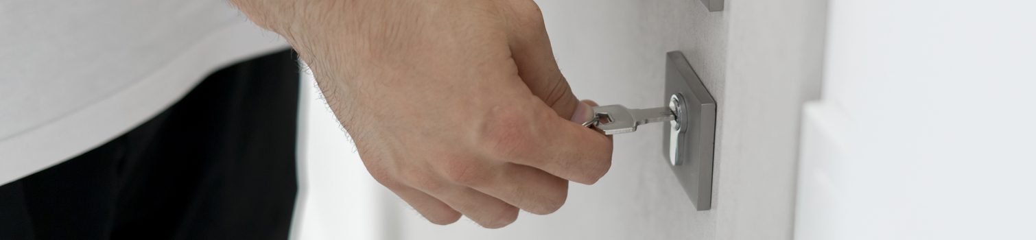 insights llave rota interior uno Una persona introduce la llave en la cerradura.