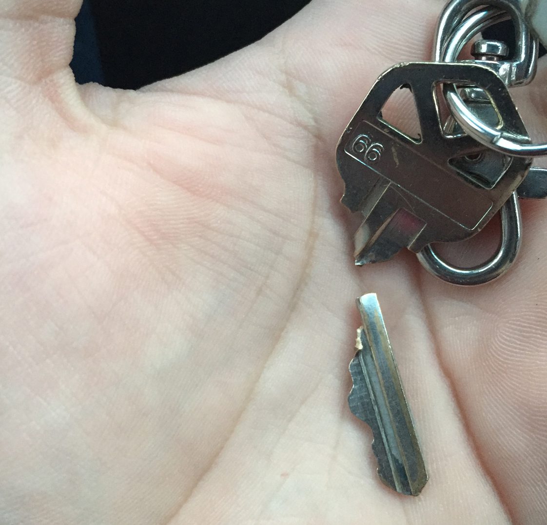 insights llave rota Lave rota en la mano.