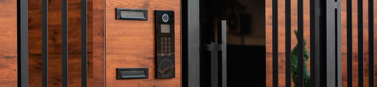 Video portero digital en la puerta de una Comunidad de vecinos.