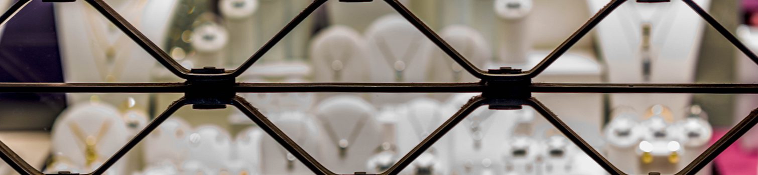 seccion automatismos El escaparate de una joyería con el cierre automático instalado por keys cerrajeros.