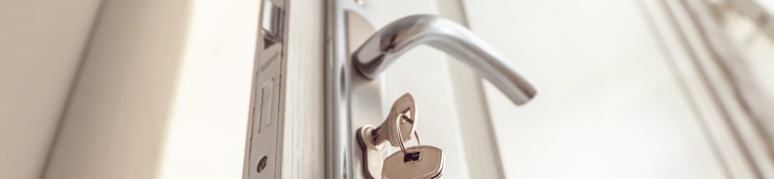 seccion cerrajeros Vista de una cerradura de una puerta abierta.