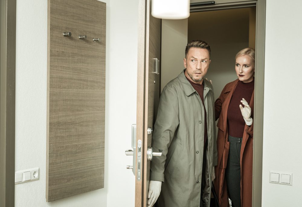 Lanzamientos judiciales – Desahucios Dos personas entran en una casa que estaba ocupada.