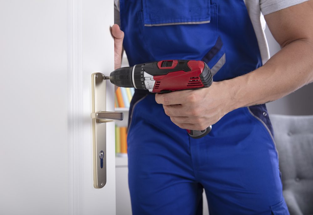 Servicio de reparaciones Una cerrajero repara de urgencia una cerradura de seguridad.