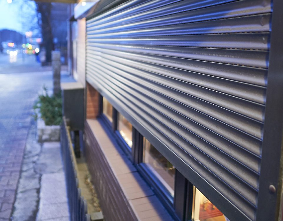 ventanas servicios I Una persiana a medio abrir.