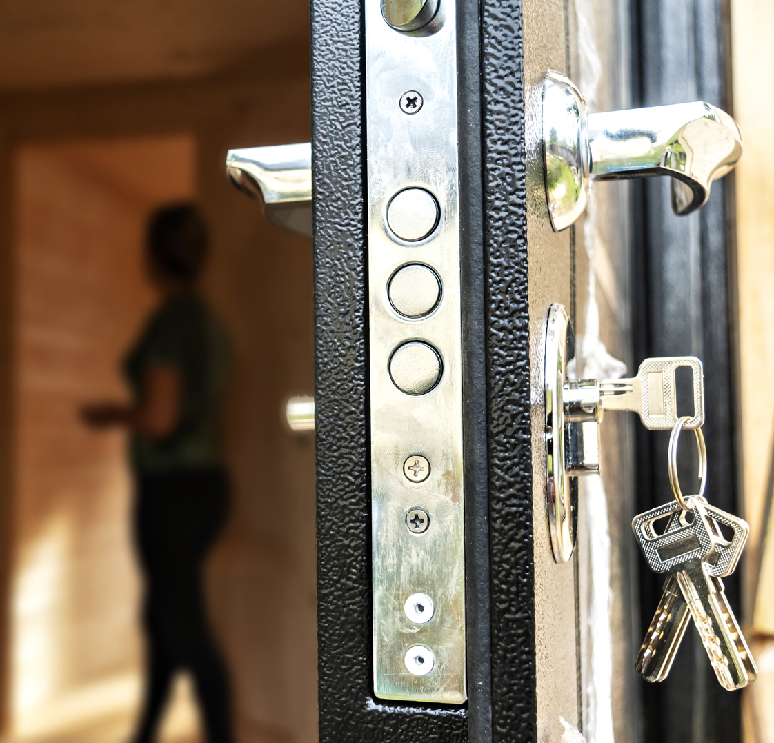 cilindros antibumping Puerta abierta que muestra una cerradura de seguridad con cilindro antibumping y antiganzúa, instalada por keys cerrajeros.