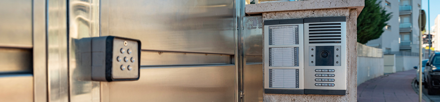 insights cinco mejoras piso interior dos Acceso a edificio residencial con portero automático con cámara, teclado numérico y sistema de control de entrada mediante código en la puerta principal.