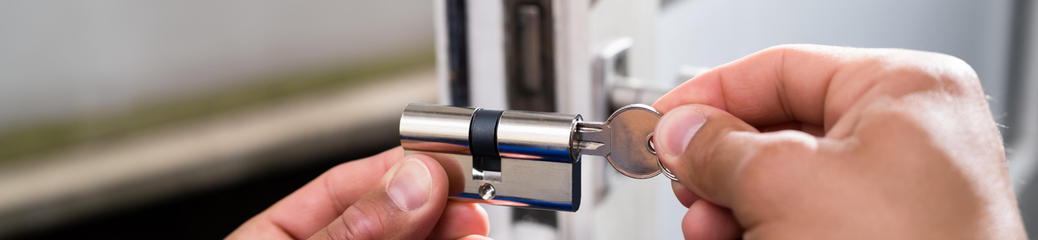 insights proteger en vacaciones interior uno Unas manos con una cerradura de seguridad con certificación SKG***