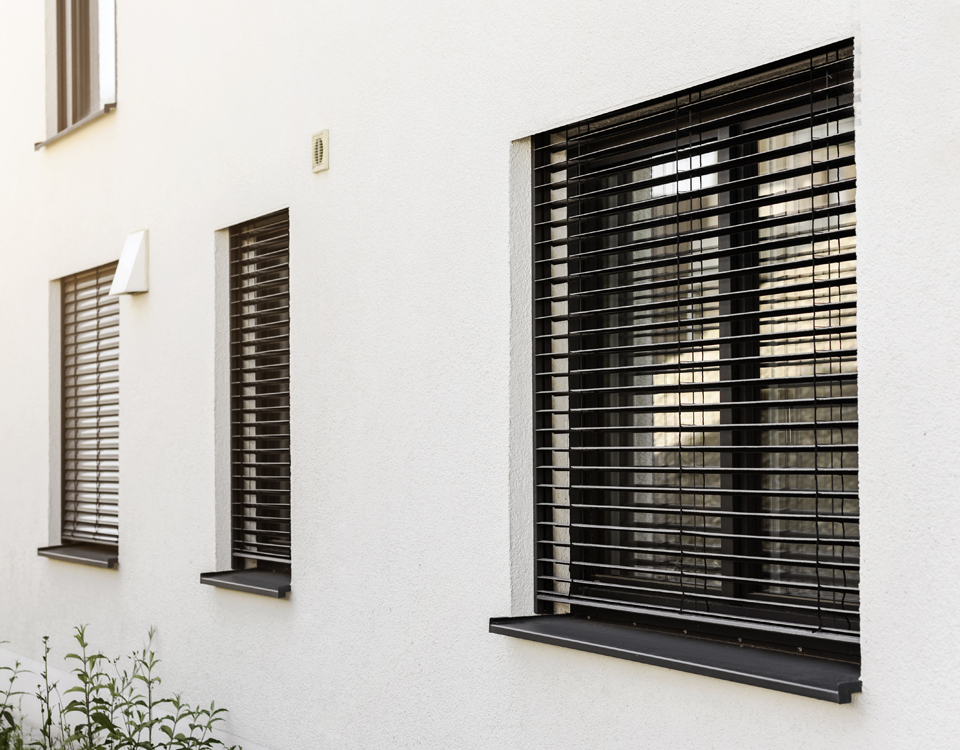 insights seguridad terraza ventanas Ventanas de una vivienda con persianas exteriores, un punto de acceso que conviene proteger para reforzar la seguridad frente a intrusiones.