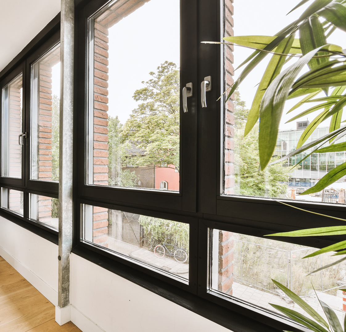 Ventanales de una vivienda con acceso a terraza o balcón, destacando un posible punto de acceso que conviene proteger para reforzar la seguridad del hogar.