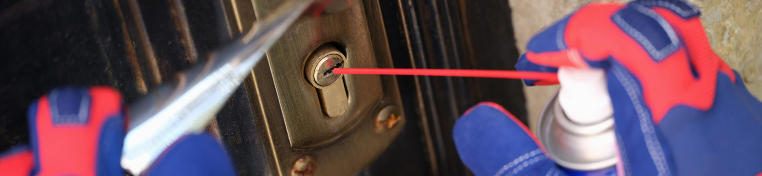 aplicar-lubricante-cerradura-atascada-keys-cerrajeros